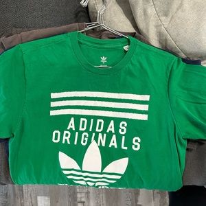 Adidas Mens classic short sleeve tee medium green. Patrick’s day ready🫡
